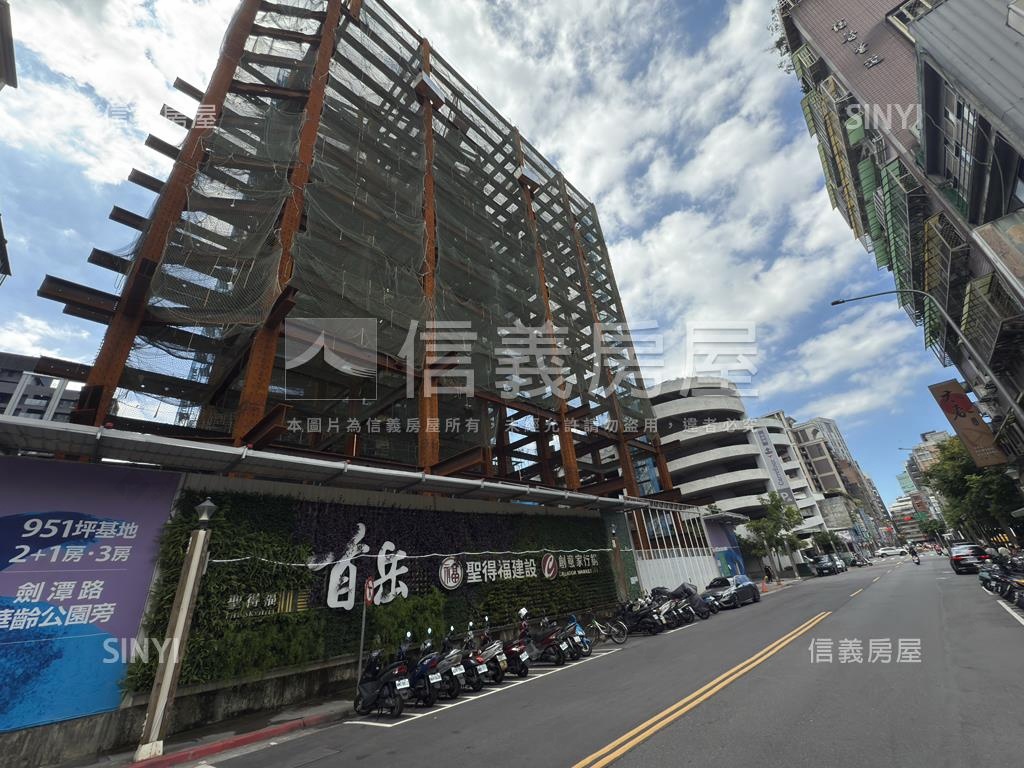首岳２２樓面家樂福房屋室內格局與周邊環境