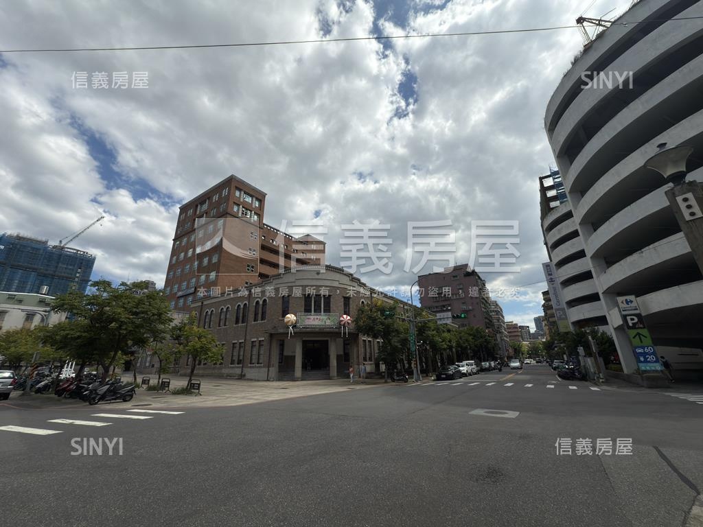 首岳２２樓面家樂福房屋室內格局與周邊環境