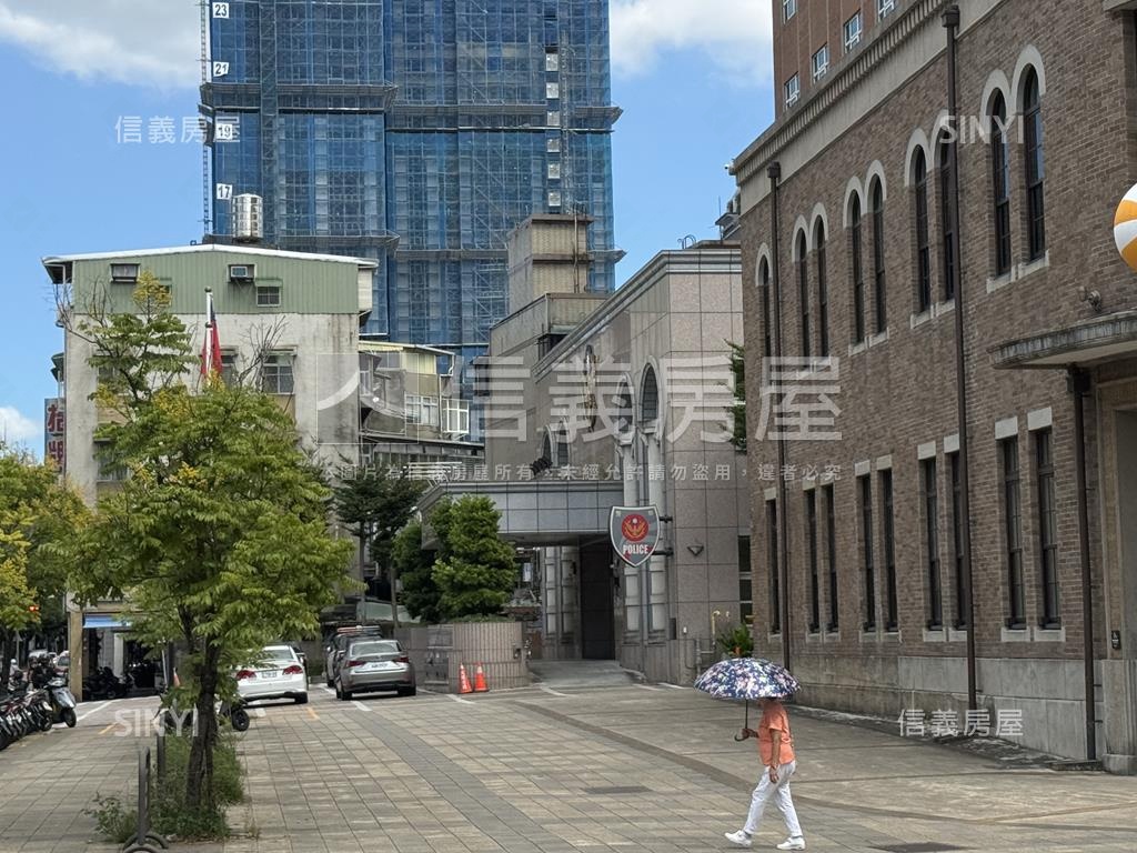 首岳２２樓面家樂福房屋室內格局與周邊環境