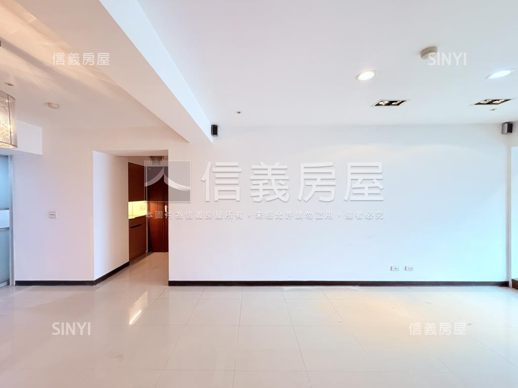 專任國泰紐廣景觀三房車位房屋室內格局與周邊環境