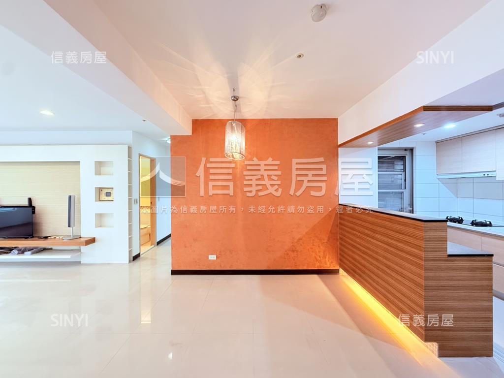 專任國泰紐廣景觀三房車位房屋室內格局與周邊環境