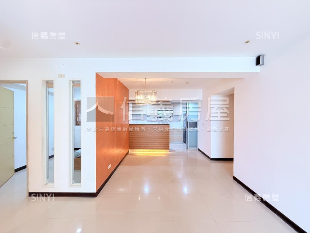 專任國泰紐廣景觀三房車位房屋室內格局與周邊環境