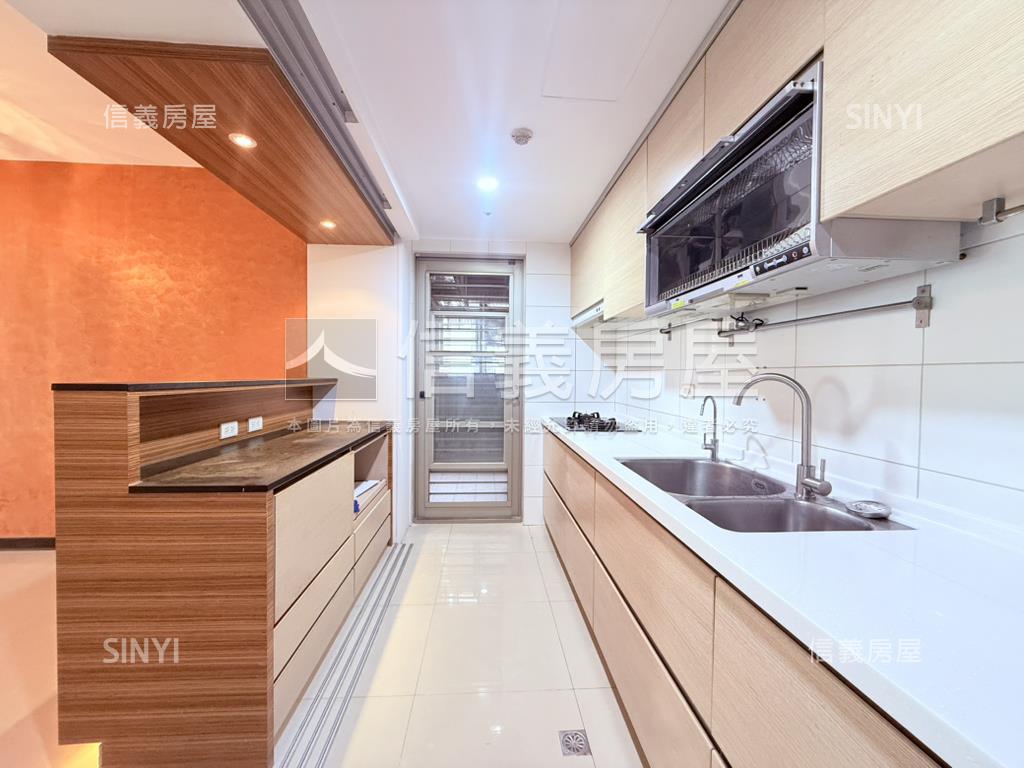 專任國泰紐廣景觀三房車位房屋室內格局與周邊環境