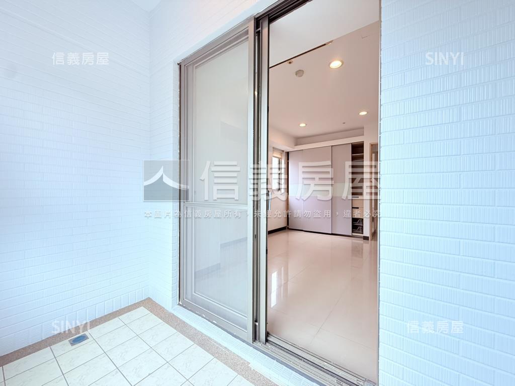 專任國泰紐廣景觀三房車位房屋室內格局與周邊環境