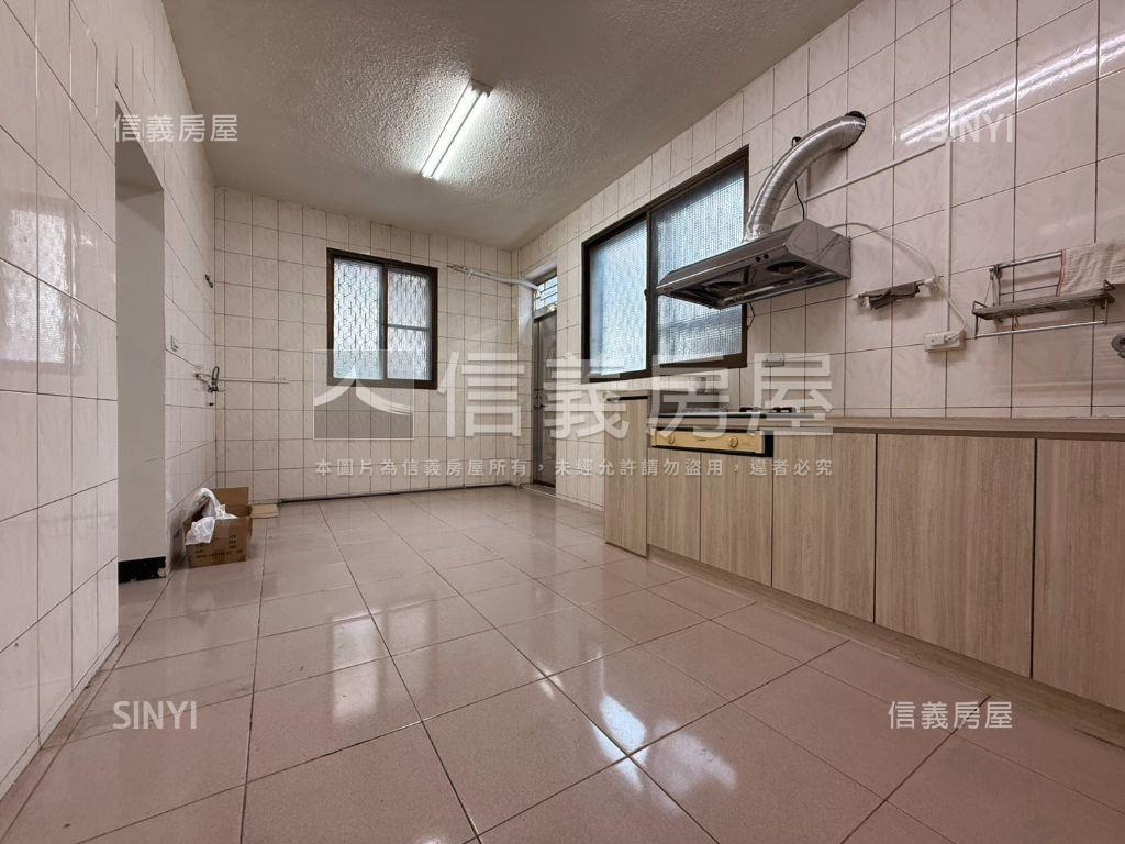 二空商圈邊間透天房屋室內格局與周邊環境