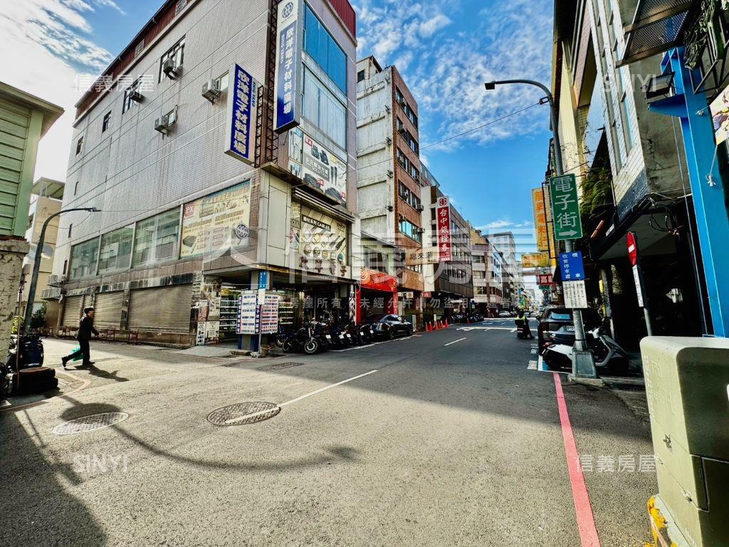 近火車站大面寬金透店房屋室內格局與周邊環境