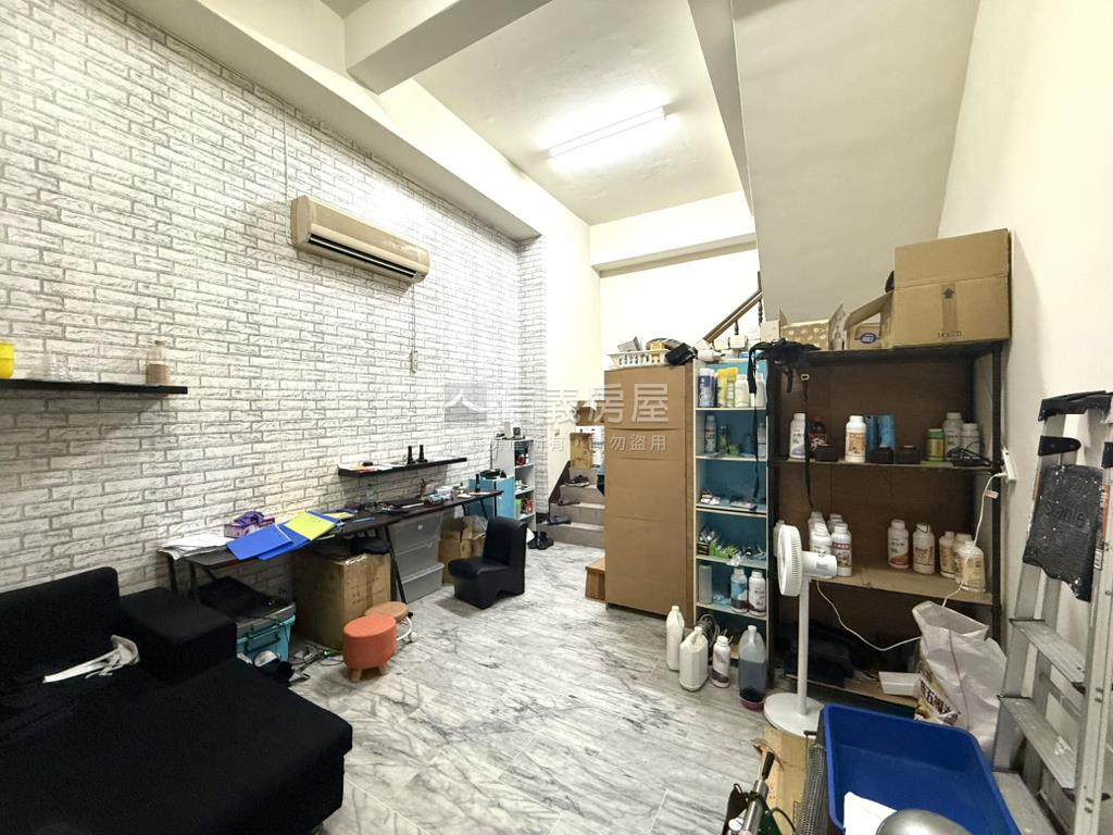 角間臨路置產收租店面房屋室內格局與周邊環境