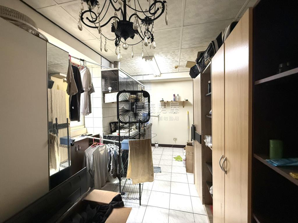 角間臨路置產收租店面房屋室內格局與周邊環境