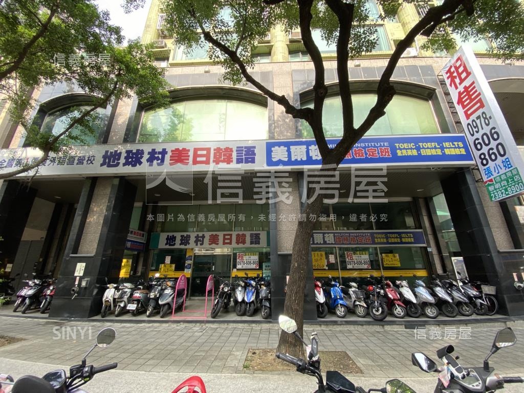 近雙捷運站大面寬金店可看房屋室內格局與周邊環境