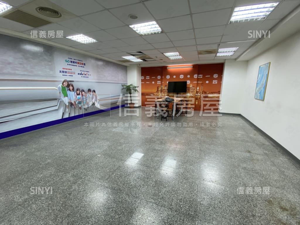 近雙捷運站大面寬金店可看房屋室內格局與周邊環境