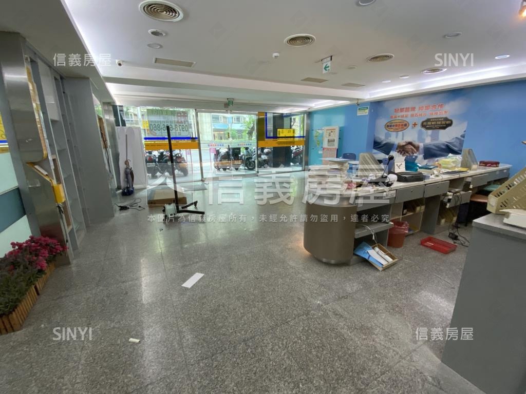 近雙捷運站大面寬金店可看房屋室內格局與周邊環境