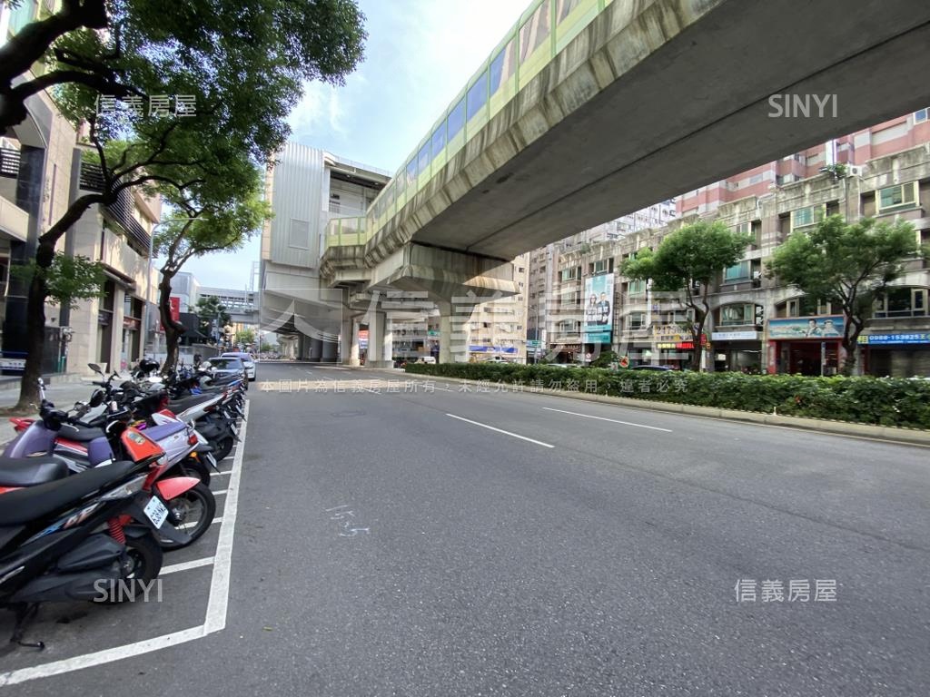 近雙捷運站大面寬金店可看房屋室內格局與周邊環境