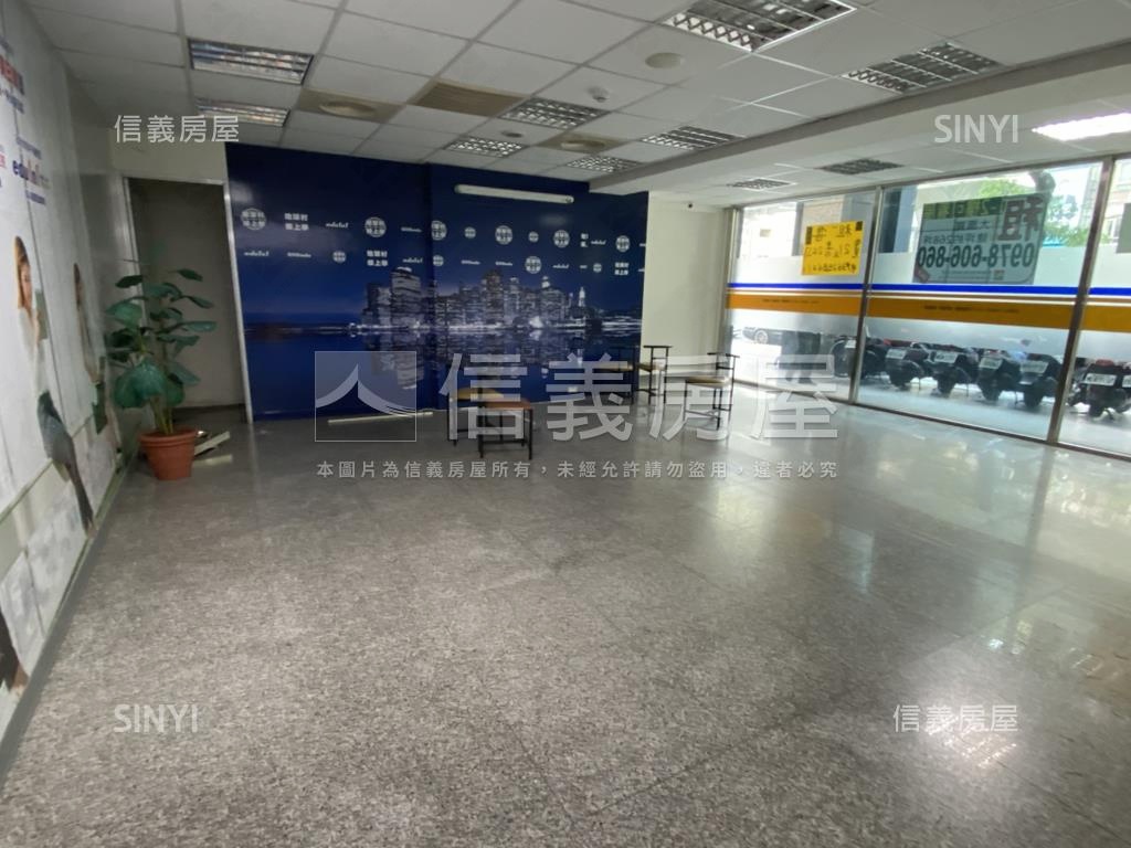 近雙捷運站大面寬金店可看房屋室內格局與周邊環境
