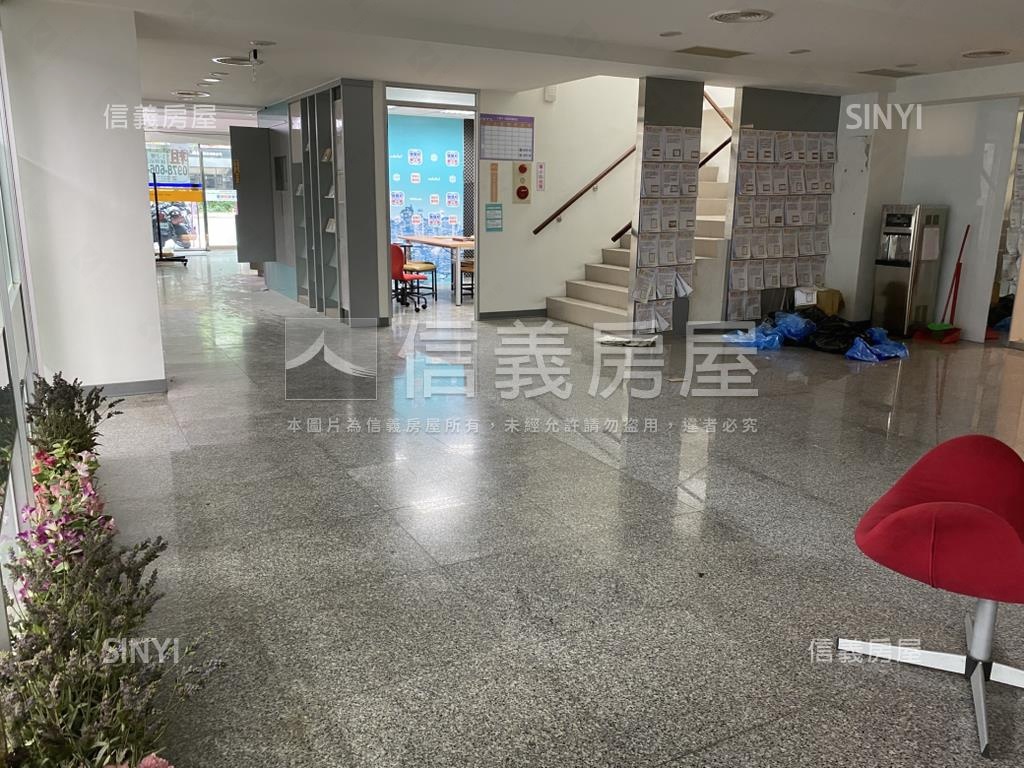 近雙捷運站大面寬金店可看房屋室內格局與周邊環境
