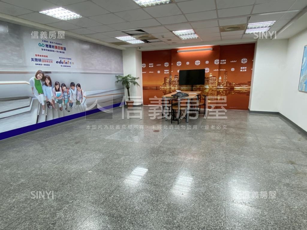 近雙捷運站大面寬金店可看房屋室內格局與周邊環境