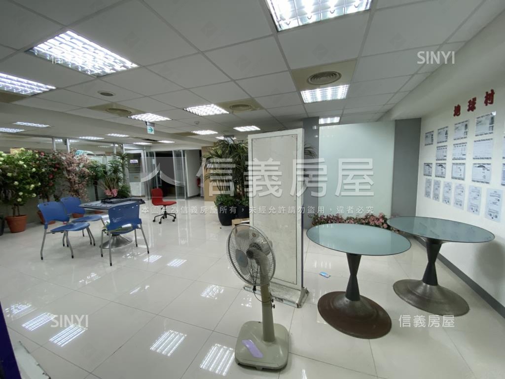 近雙捷運站大面寬金店可看房屋室內格局與周邊環境