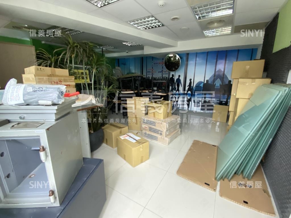 近雙捷運站大面寬金店可看房屋室內格局與周邊環境