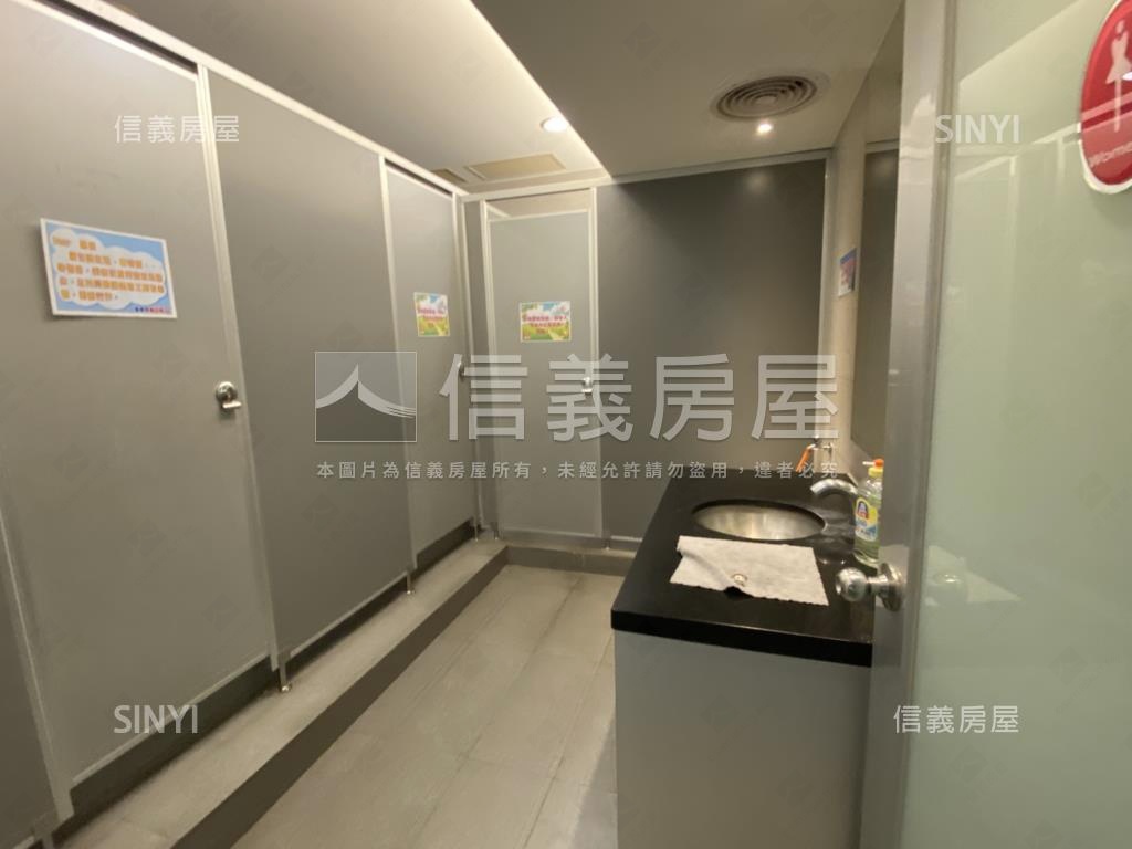 近雙捷運站大面寬金店可看房屋室內格局與周邊環境