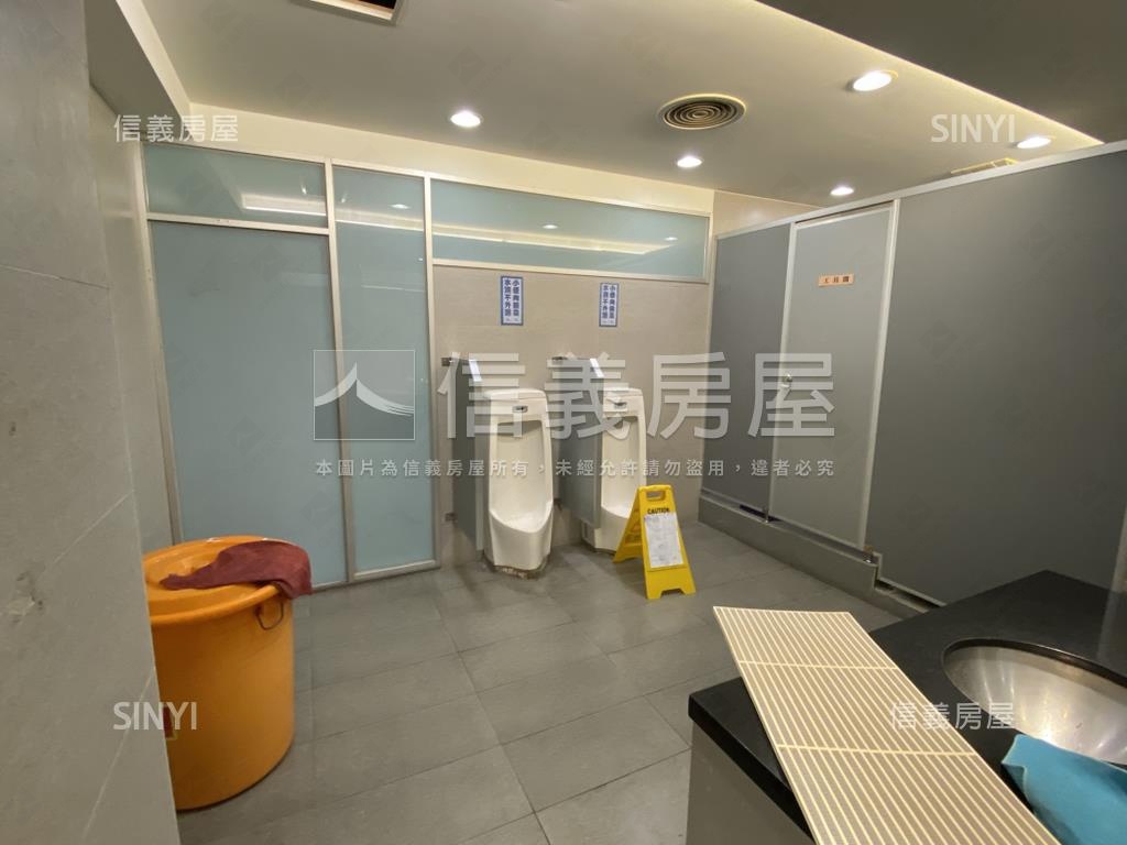 近雙捷運站大面寬金店可看房屋室內格局與周邊環境
