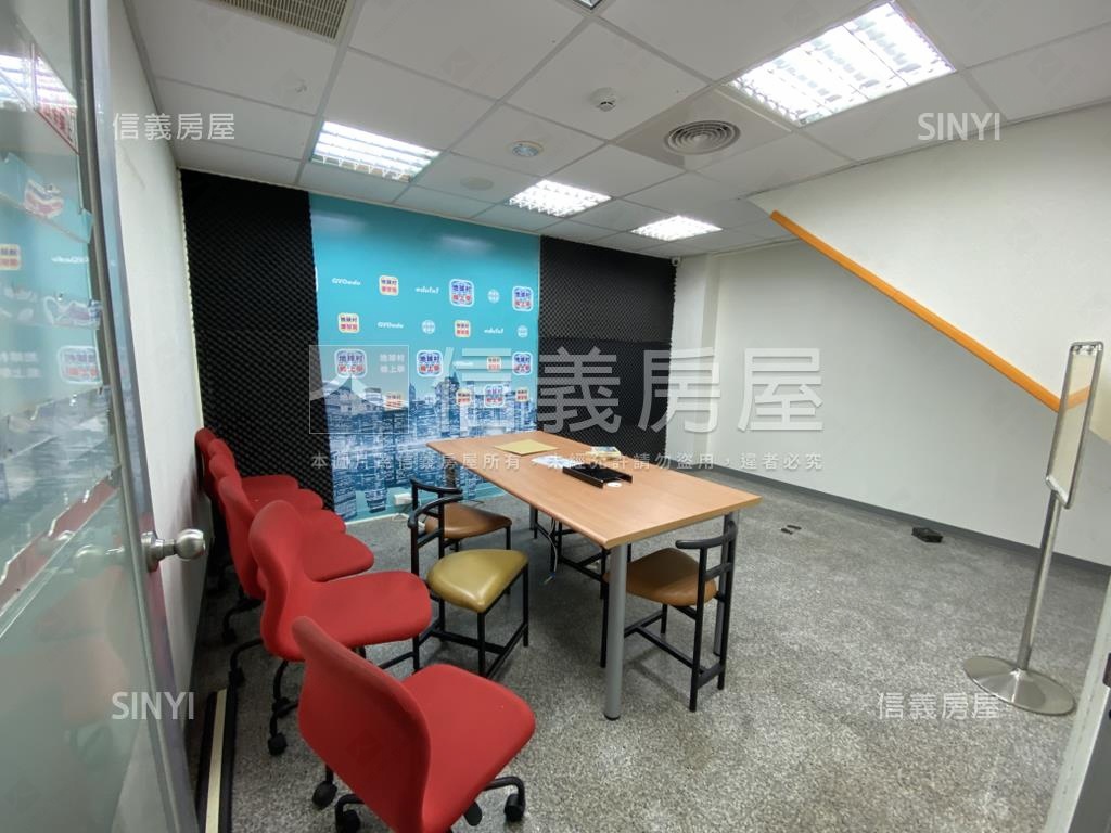 近雙捷運站大面寬金店可看房屋室內格局與周邊環境