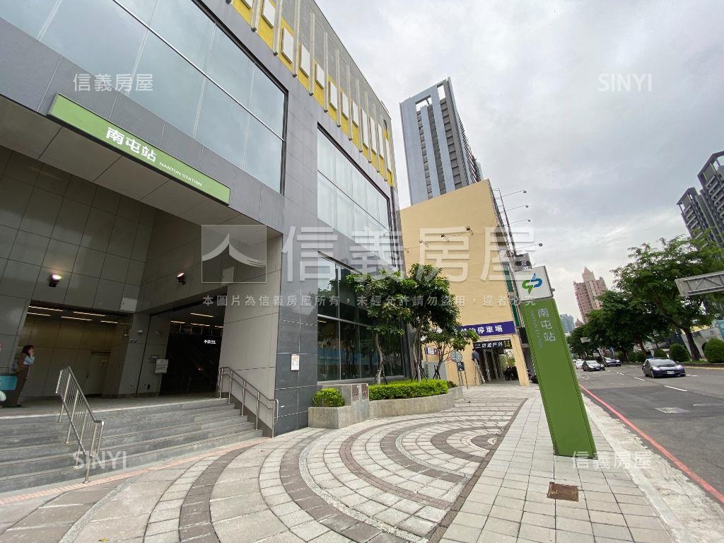 近雙捷運站大面寬金店可看房屋室內格局與周邊環境