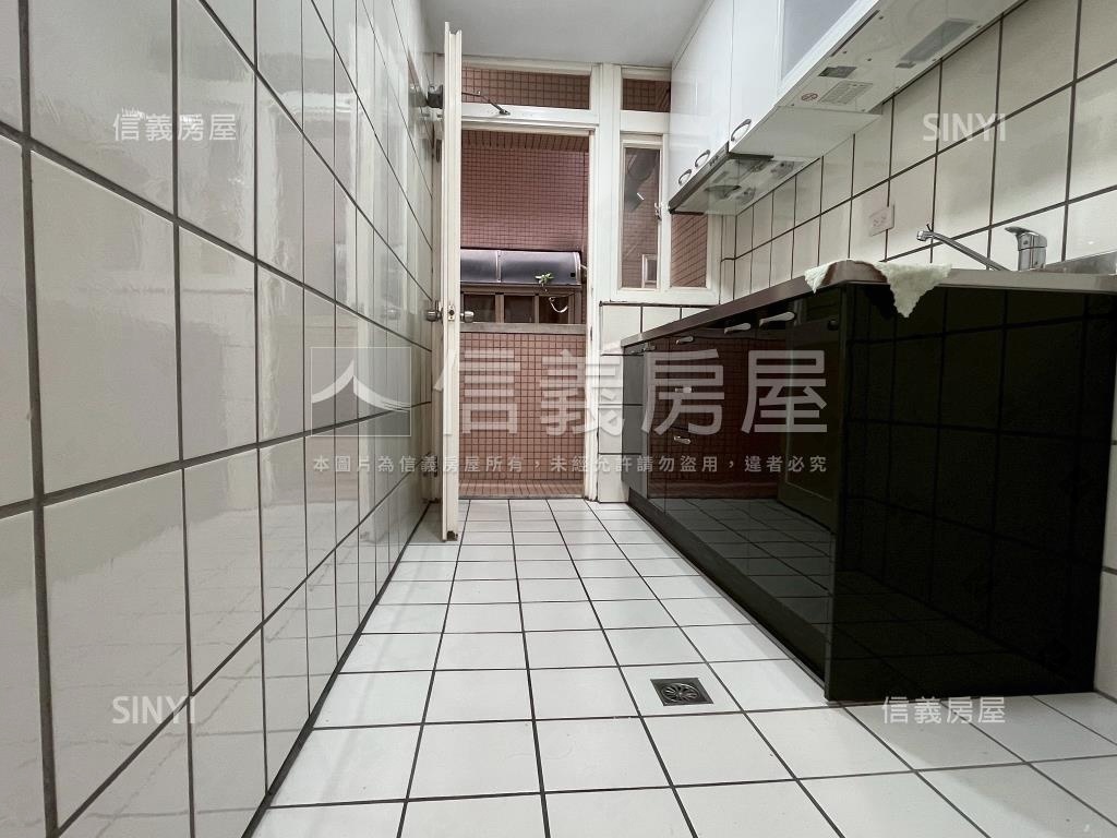 比佛利加州區大三房房屋室內格局與周邊環境