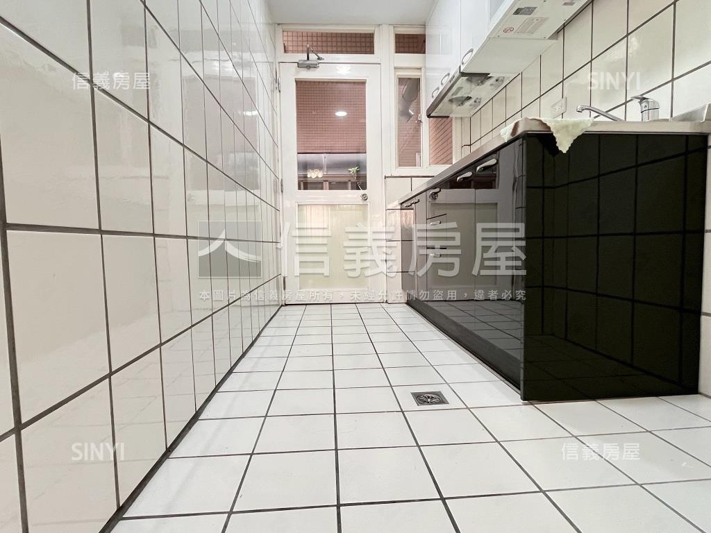 比佛利加州區大三房房屋室內格局與周邊環境