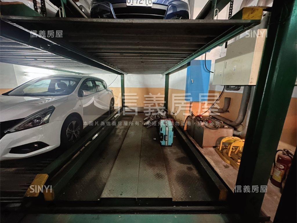 近巨城兩房有車位房屋室內格局與周邊環境