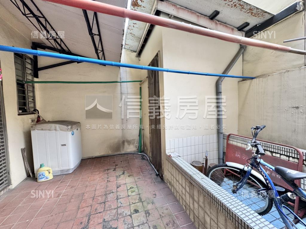 專任正面公園臨路車庫別墅房屋室內格局與周邊環境