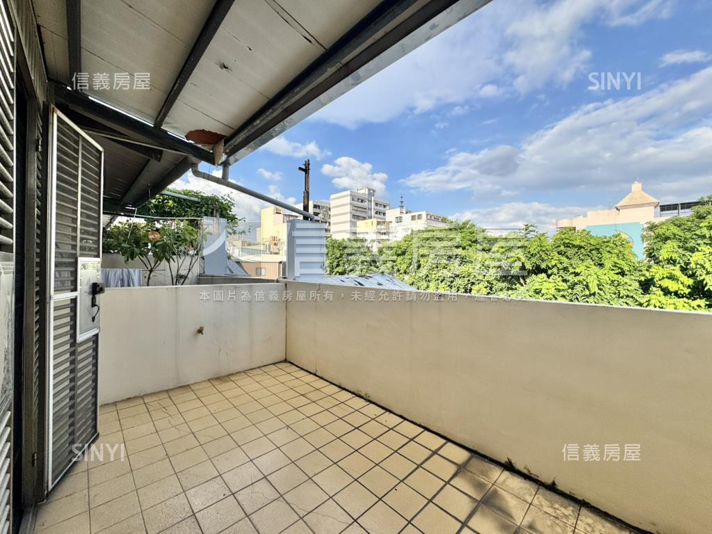 專任正面公園臨路車庫別墅房屋室內格局與周邊環境
