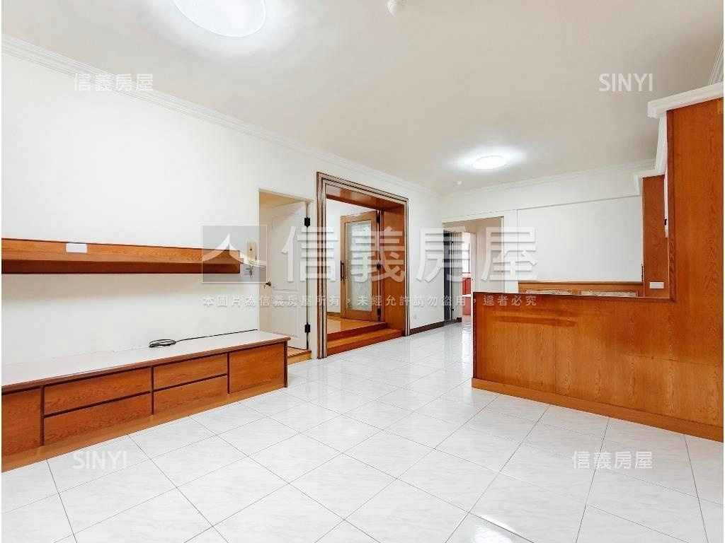 漫步捷運大四房車位房屋室內格局與周邊環境