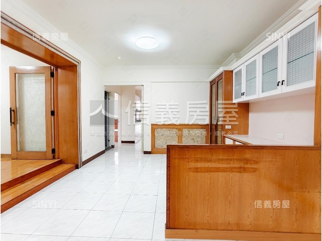 漫步捷運大四房車位房屋室內格局與周邊環境