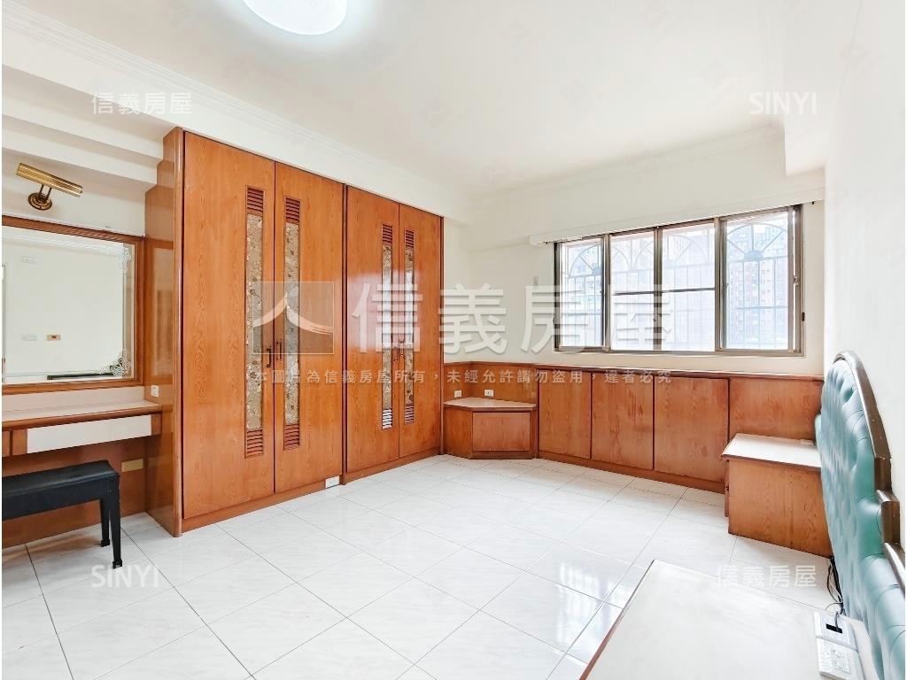 漫步捷運大四房車位房屋室內格局與周邊環境