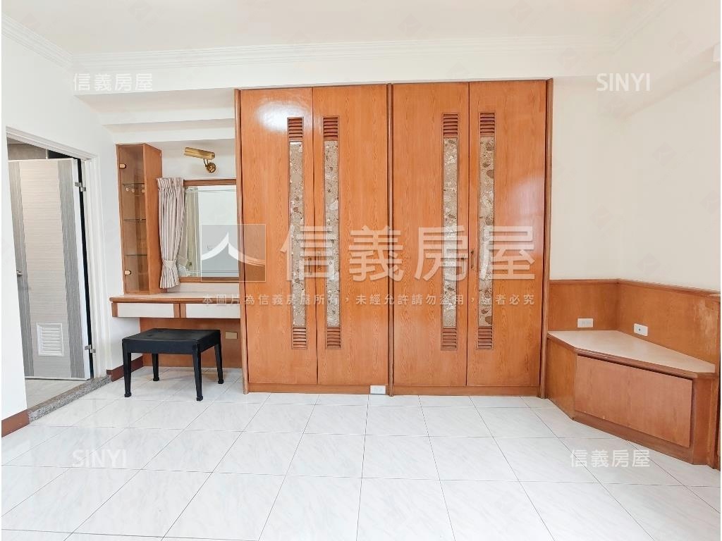 漫步捷運大四房車位房屋室內格局與周邊環境