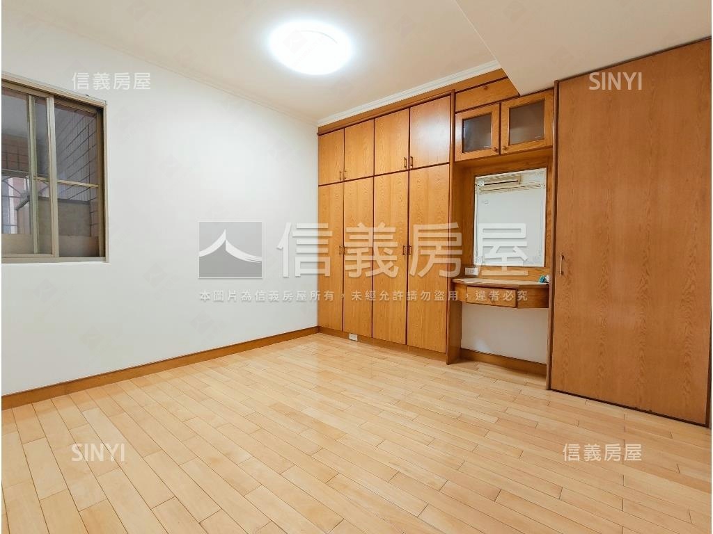 漫步捷運大四房車位房屋室內格局與周邊環境