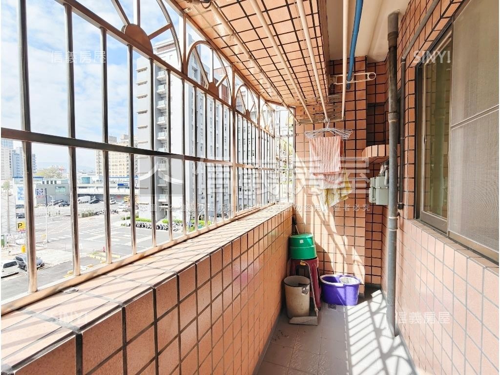 漫步捷運大四房車位房屋室內格局與周邊環境