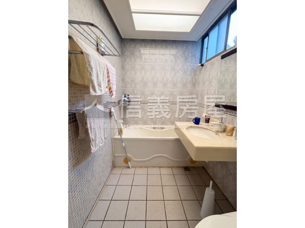 陽明山稀有庭院戶帶車位房屋室內格局與周邊環境