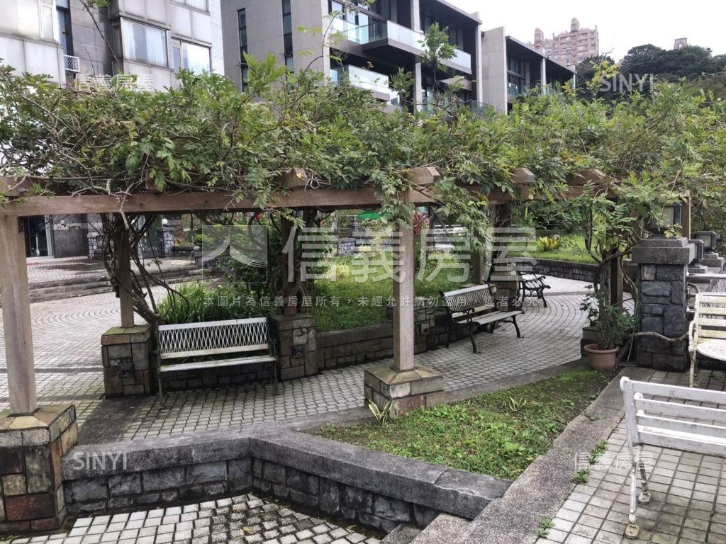 陽明山稀有庭院戶帶車位房屋室內格局與周邊環境