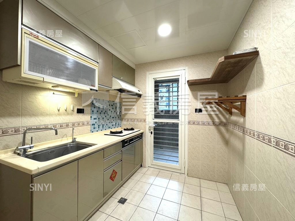 歐洲之旅三房車位房屋室內格局與周邊環境