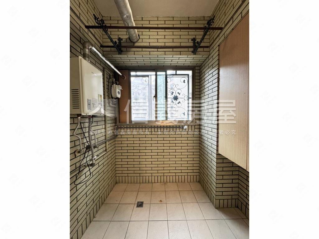 歐洲之旅三房車位房屋室內格局與周邊環境