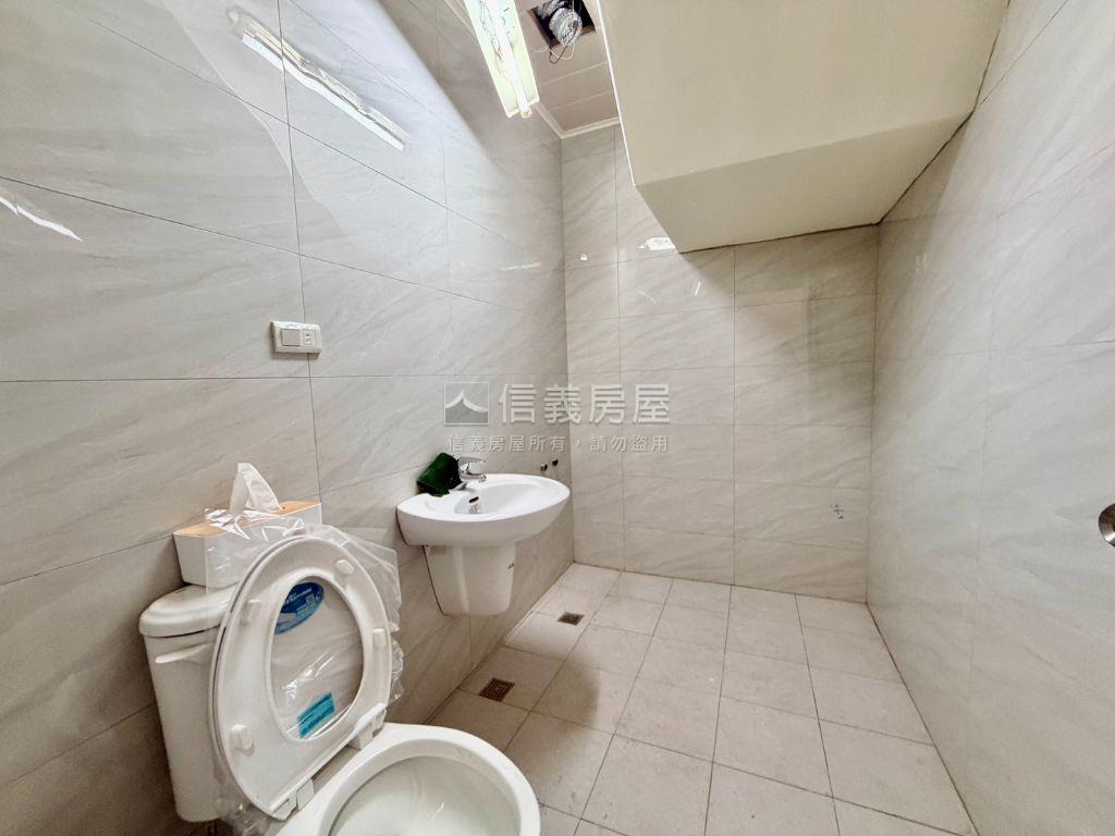 巨蛋明誠正路三角窗旁金透房屋室內格局與周邊環境