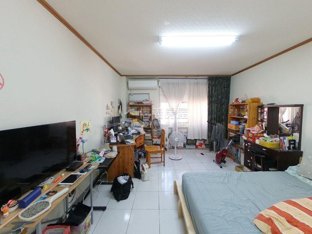 巨蛋明誠正路三角窗旁金透房屋室內格局與周邊環境