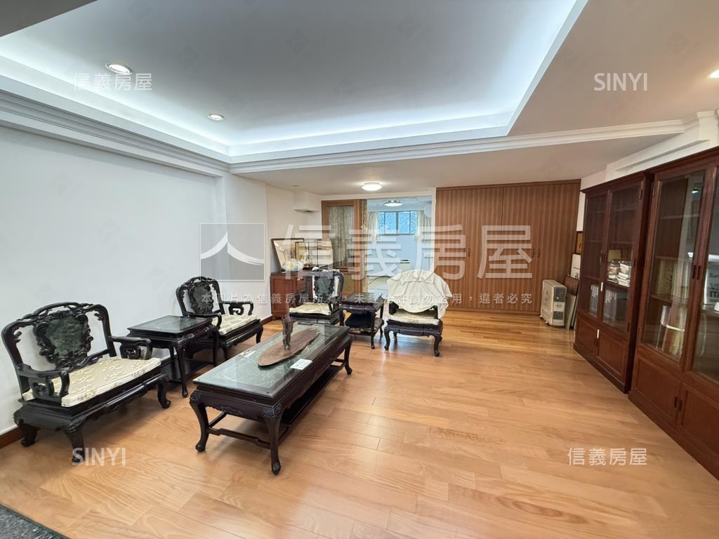 名峰山莊有車庫庭院房屋室內格局與周邊環境