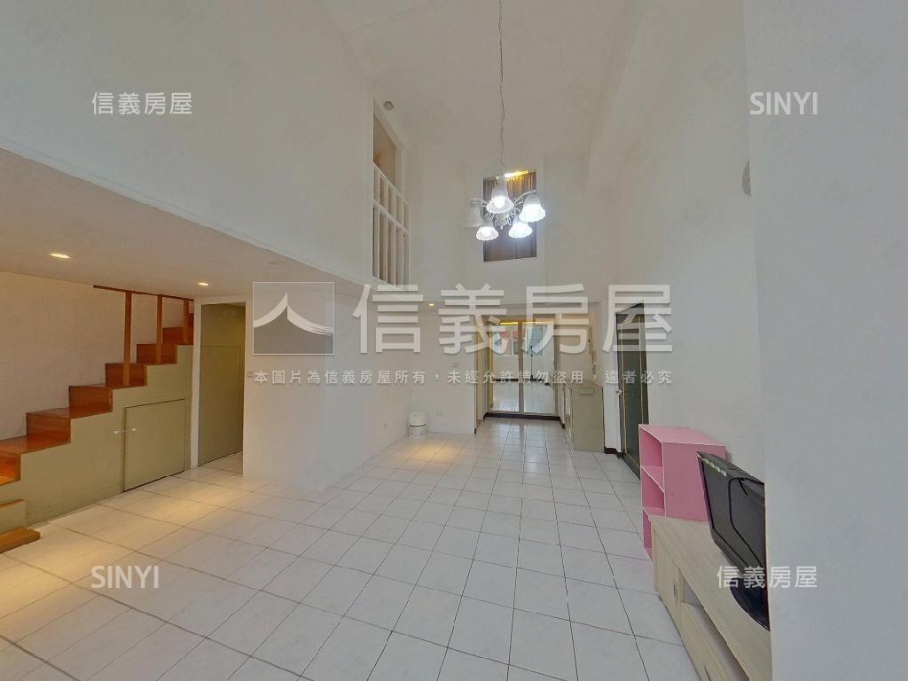 光榮冠軍挑高電梯大樓房屋室內格局與周邊環境