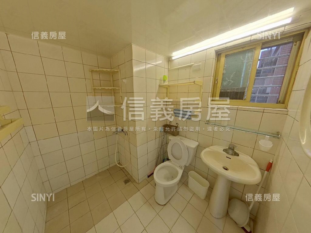光榮冠軍挑高電梯大樓房屋室內格局與周邊環境