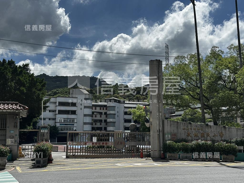 光榮冠軍挑高電梯大樓房屋室內格局與周邊環境