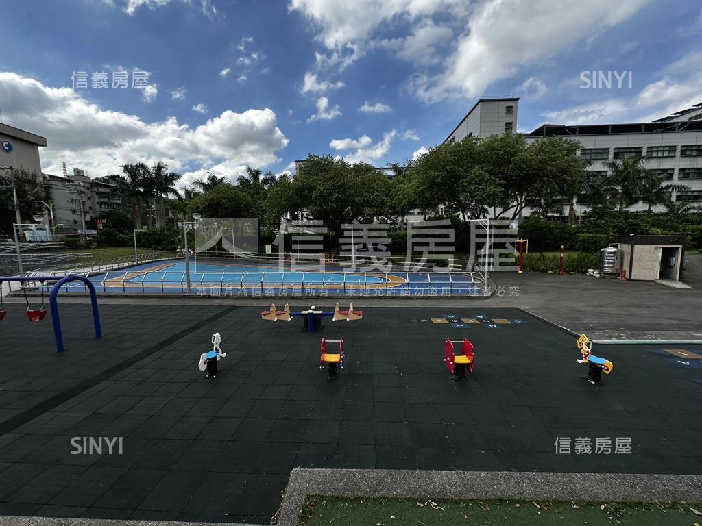 光榮冠軍挑高電梯大樓房屋室內格局與周邊環境