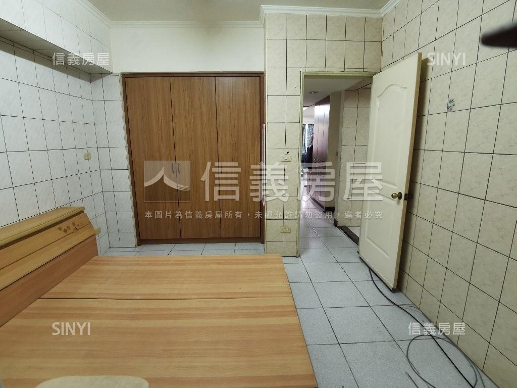 尊爵電梯大空間附車位房屋室內格局與周邊環境