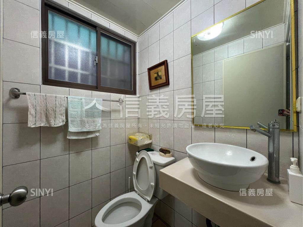 一點利旁約２２年車庫別墅房屋室內格局與周邊環境