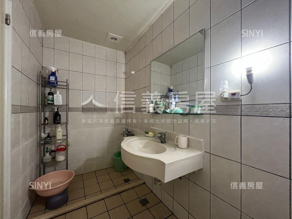 一點利旁約２２年車庫別墅房屋室內格局與周邊環境